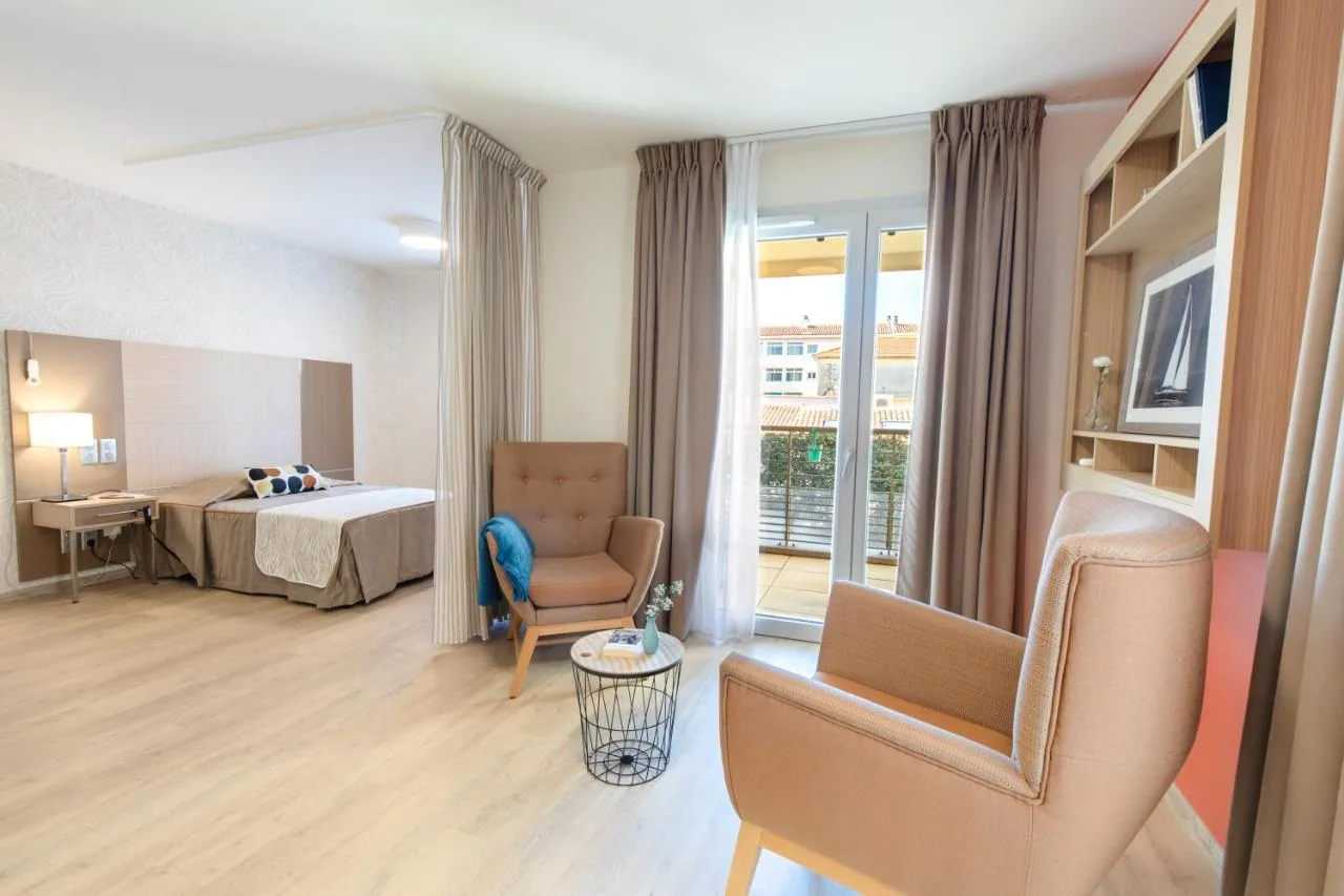 Furnished studio: double bed, two armchairs and a patio door opening onto the balcony, Appart-One aparthotel, Fréjus