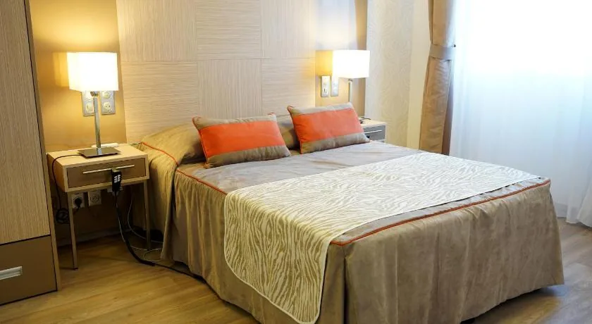 Sleeping area: double bed, bedside tables and lamps, Appart-One aparthotel, Uzès