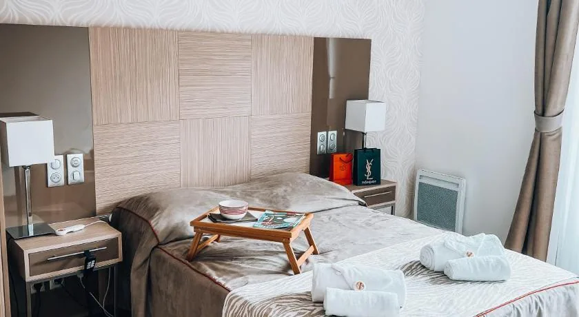Sleeping area: double bed with breakfast tray and bedside lamp, Appart-One aparthotel, Uzès